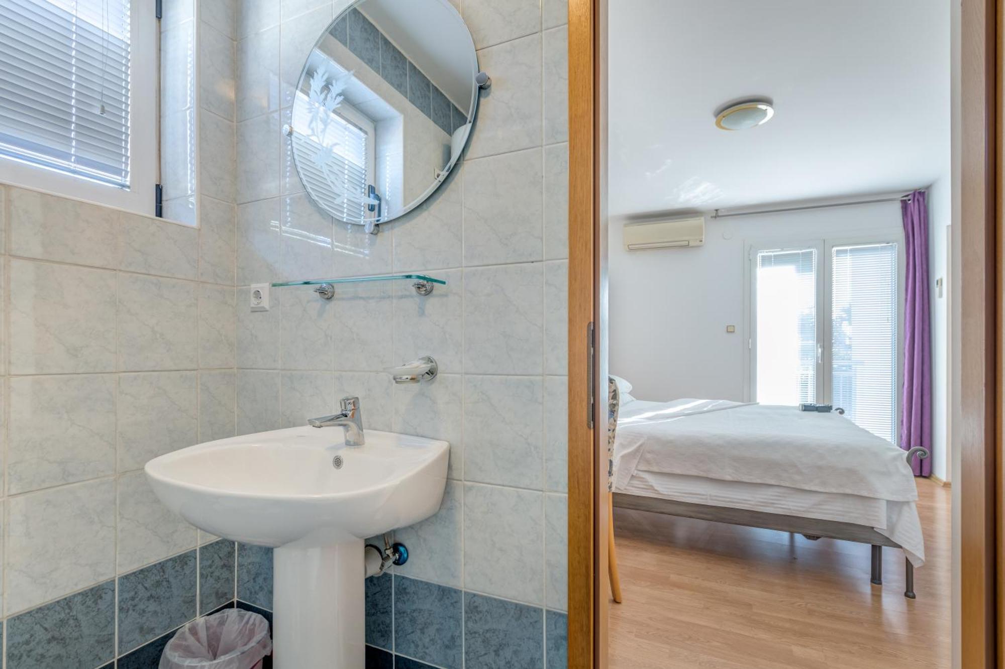 Pink Inn Podstrana Ngoại thất bức ảnh