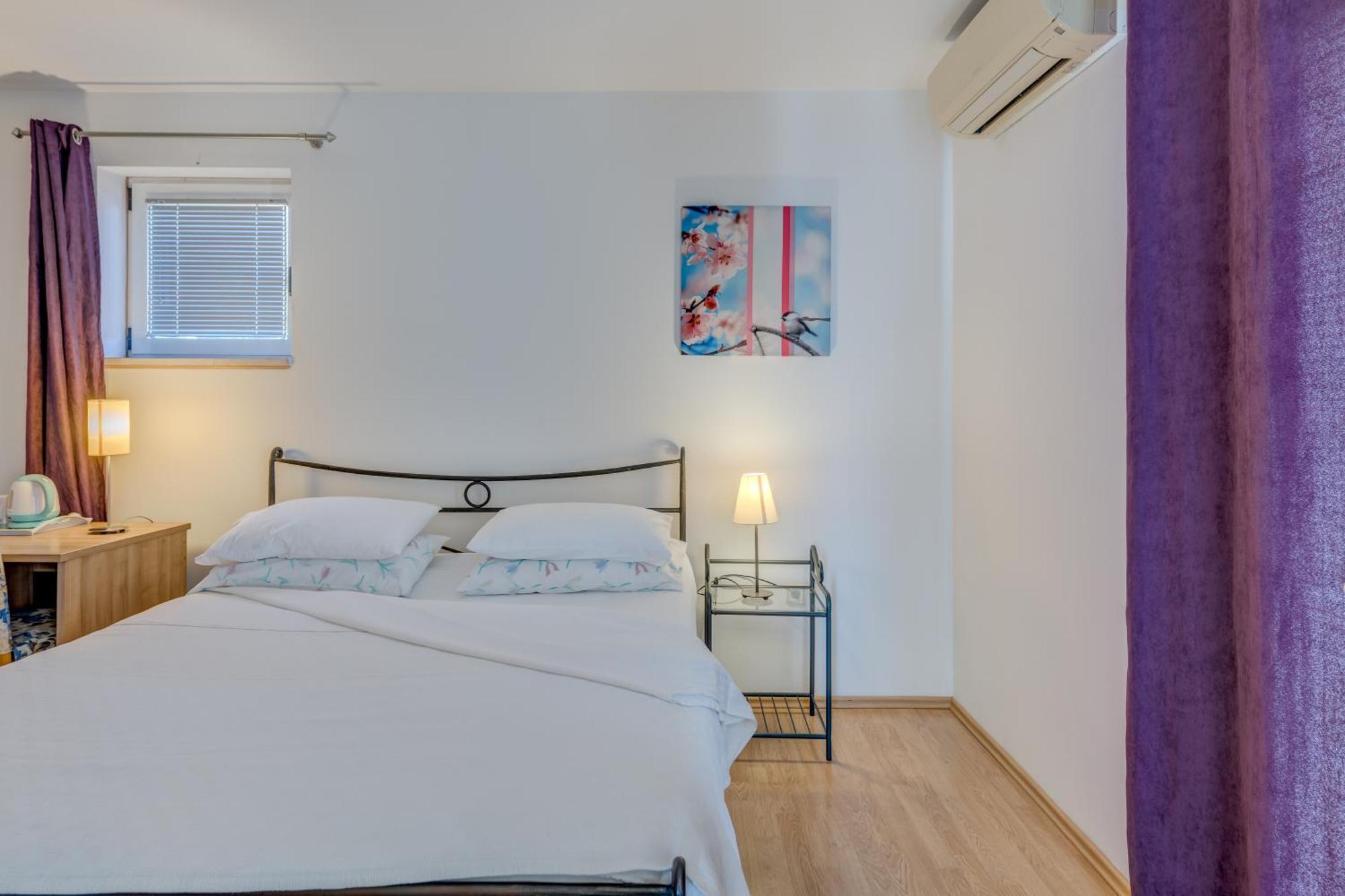 Pink Inn Podstrana Ngoại thất bức ảnh