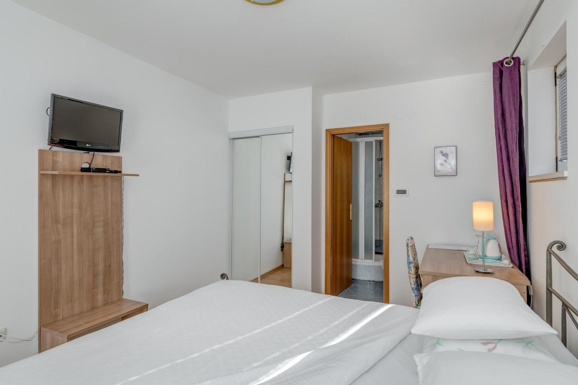 Pink Inn Podstrana Ngoại thất bức ảnh